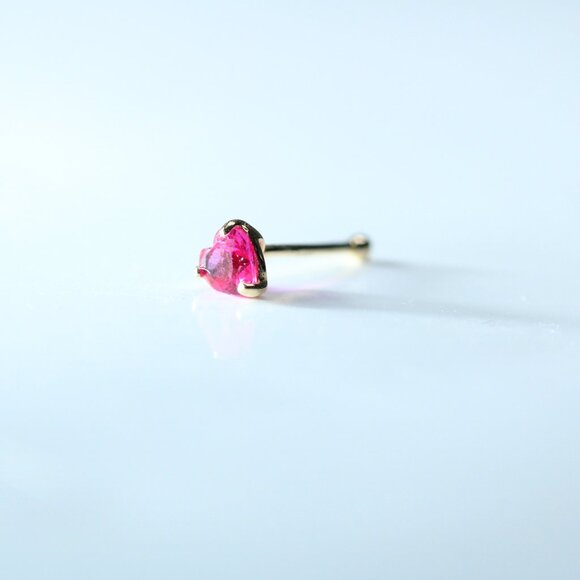 14kt. Gold Ruby heart shape nose stud piercing 20 gauge New - Picture 1 of 2